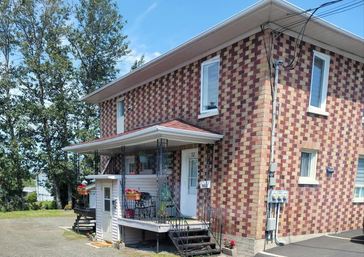 Lower Level Apt 6Ft High Close To Hwy Netflix Wifi Edmundston Exterior photo